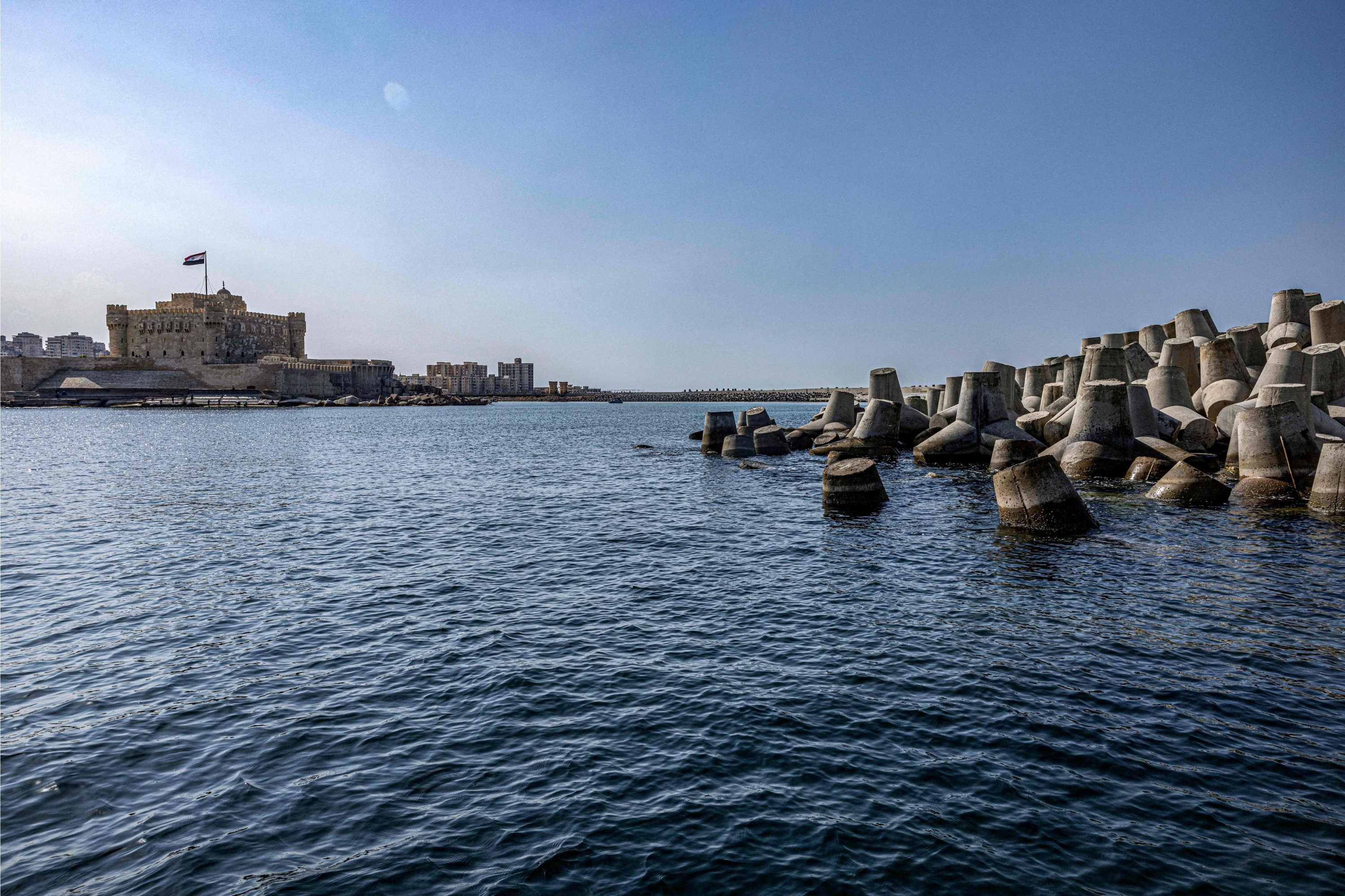 Kè bê tông ngăn sóng từ Địa Trung Hải tại Alexandria, Ai Cập