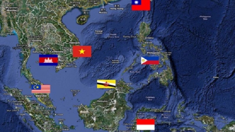 Khai thác dầu khí trên biển Đông