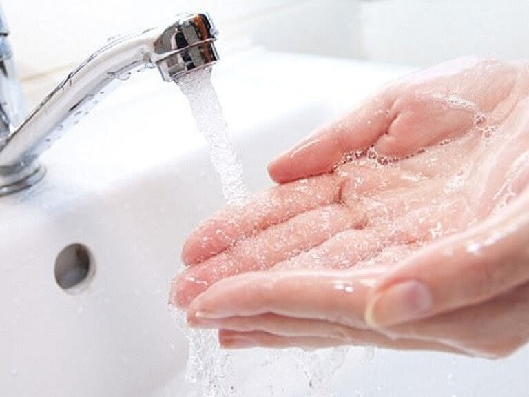 Rửa ngay với nước sạch khi C6H5OH dính vào da, mắt