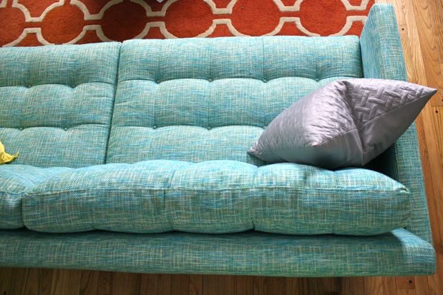 Sofa mới với gối tựa phù hợp