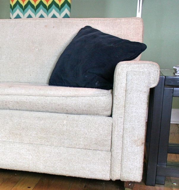 Sofa cũ và gối tựa lạc lõng