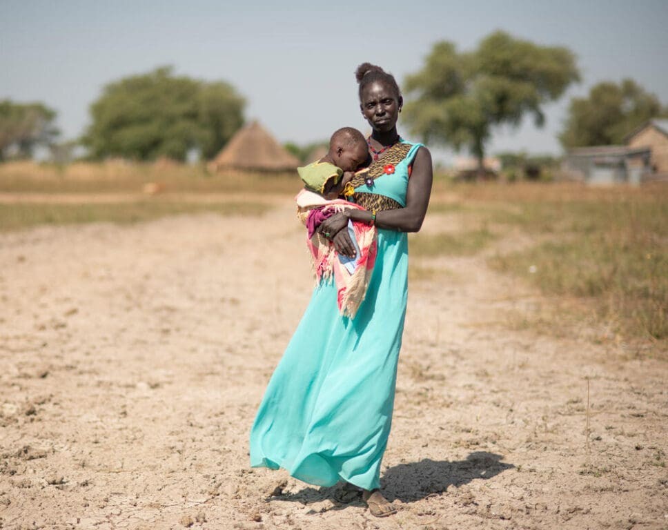 Nam Sudan. Mary và con gái Ahok của cô đi đến trung tâm dinh dưỡng.