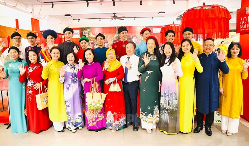Áo Dài Việt Nam Trên Con Đường Hội Nhập Và Giao Lưu Văn Hóa Quốc Tế Áo Dài Việt Nam Trên Con Đường Hội Nhập Và Giao Lưu Văn Hóa Quốc Tế