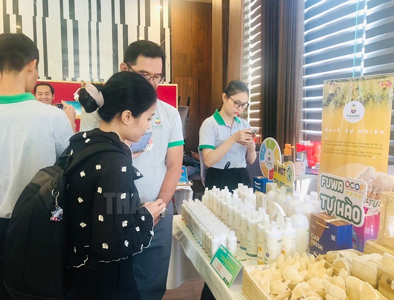 Tranh Tiêu Dùng Xanh: Xu Hướng, Rào Cản Và Giải Pháp Tại Việt Nam? Tranh Tiêu Dùng Xanh: Xu Hướng, Rào Cản Và Giải Pháp Tại Việt Nam?