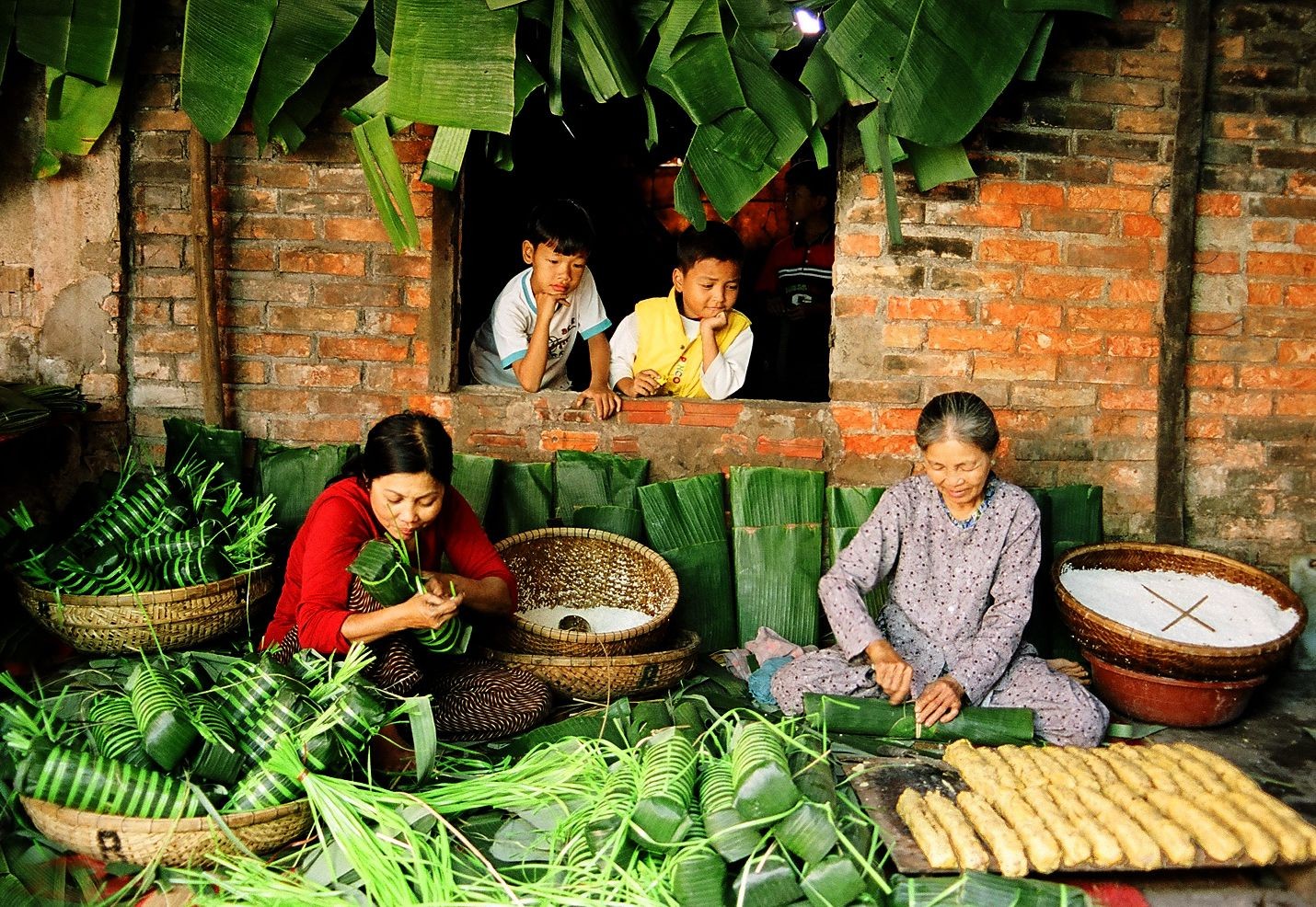 Làm bánh chưng ngày Tết