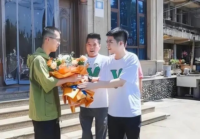 Chú Hàng Xóm Thưởng Nóng Tiền Tỷ: Góc Khuất Sau Thành Công? Chú Hàng Xóm Thưởng Nóng Tiền Tỷ: Góc Khuất Sau Thành Công?