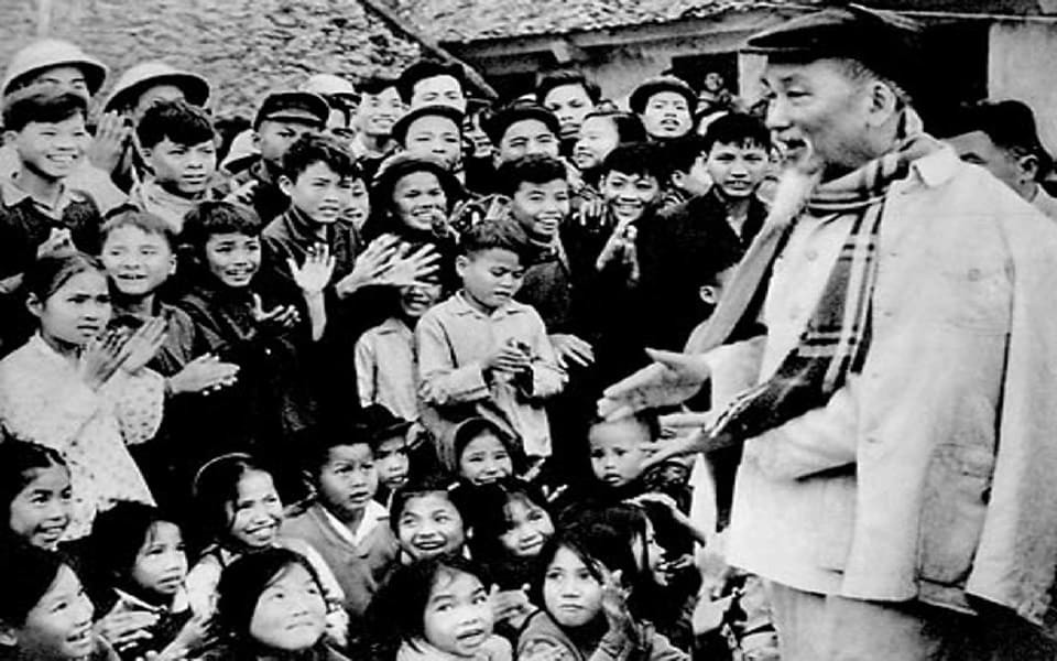 Hình ảnh tình nguyện viên giúp dân vùng lũ lụt