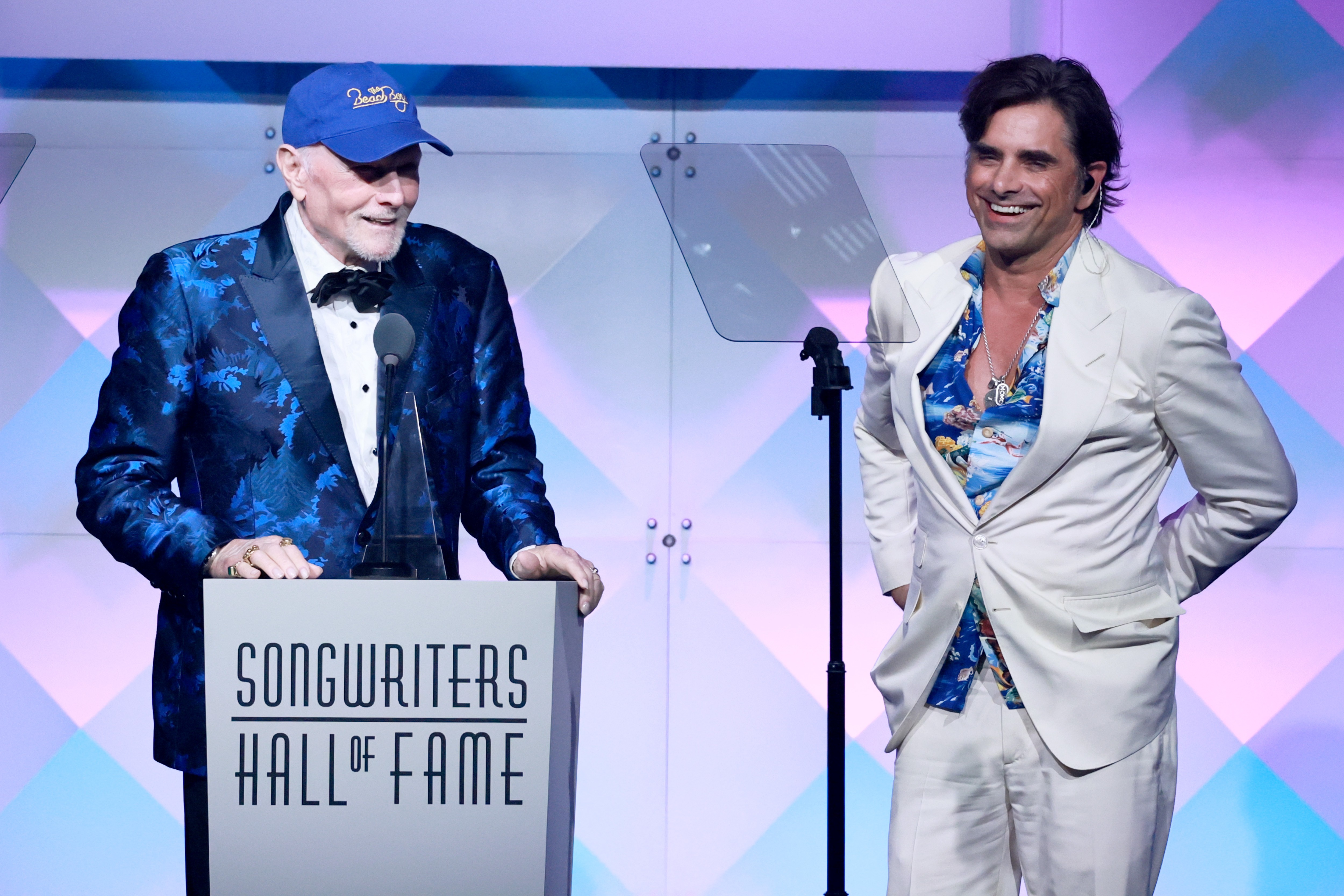 John Stamos với Carl Wilson, Bruce Johnston và Brian Wilson của The Beach Boys.