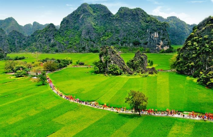 Để Giữ Gìn và Phát Huy Truyền Thống Quê Hương, Cần Lên Án Hành Vi Nào?