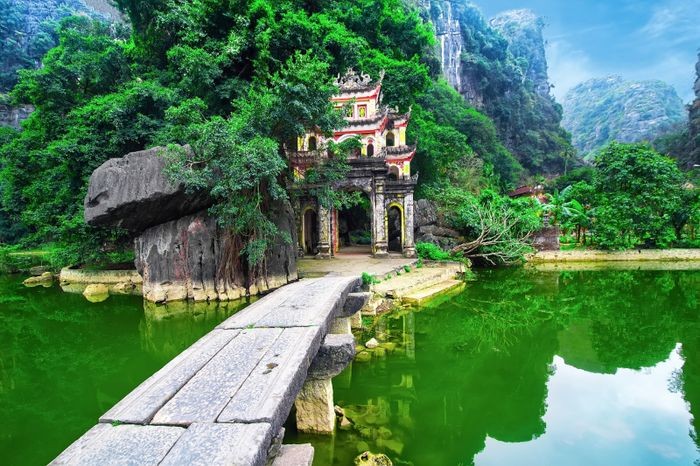 Để Giữ Gìn và Phát Huy Truyền Thống Quê Hương, Cần Lên Án Hành Vi Nào?