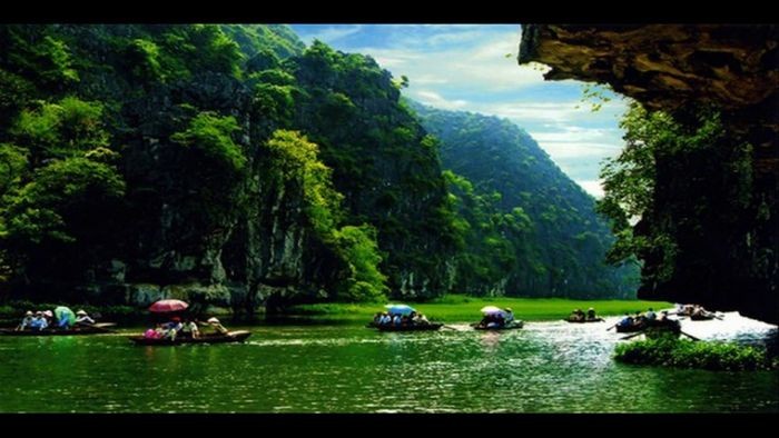 Để Giữ Gìn và Phát Huy Truyền Thống Quê Hương, Cần Lên Án Hành Vi Nào?