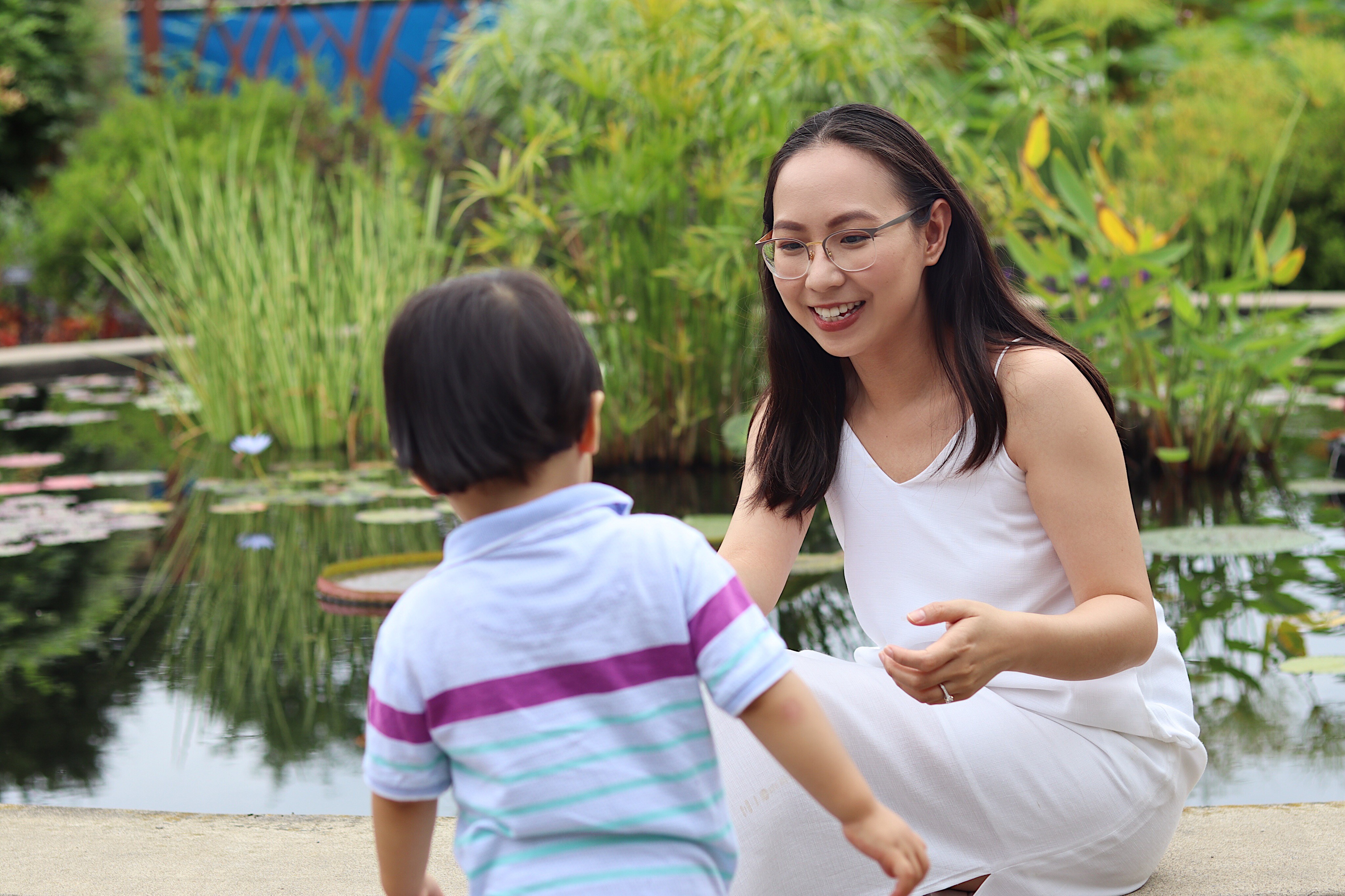 Cả gia đình cùng nhau dọn dẹp nhà cửa với nụ cười hạnh phúc