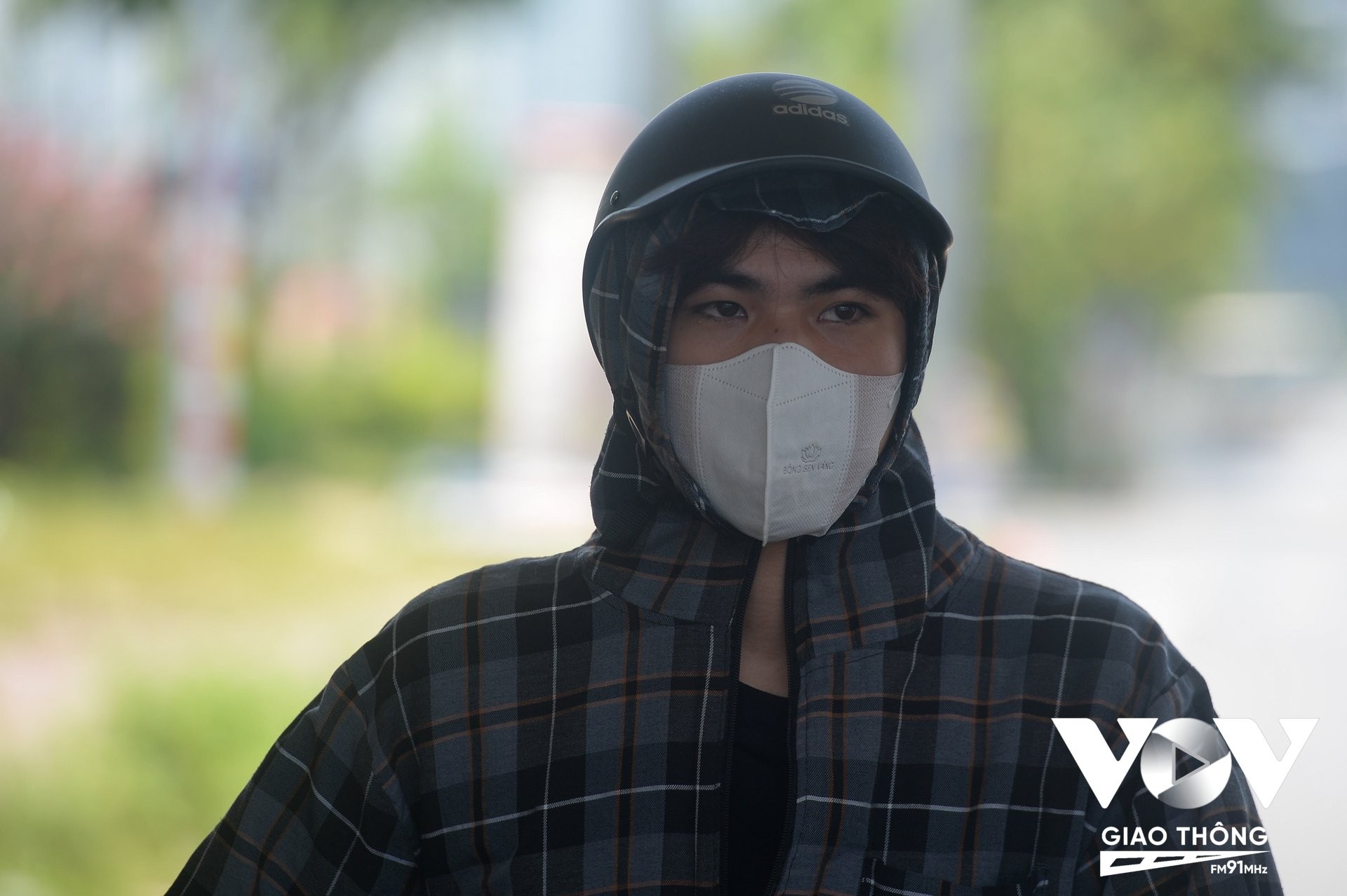 Người đi đường trang bị đầy đủ để chống nắng nóng trên đường phố Hà Nội