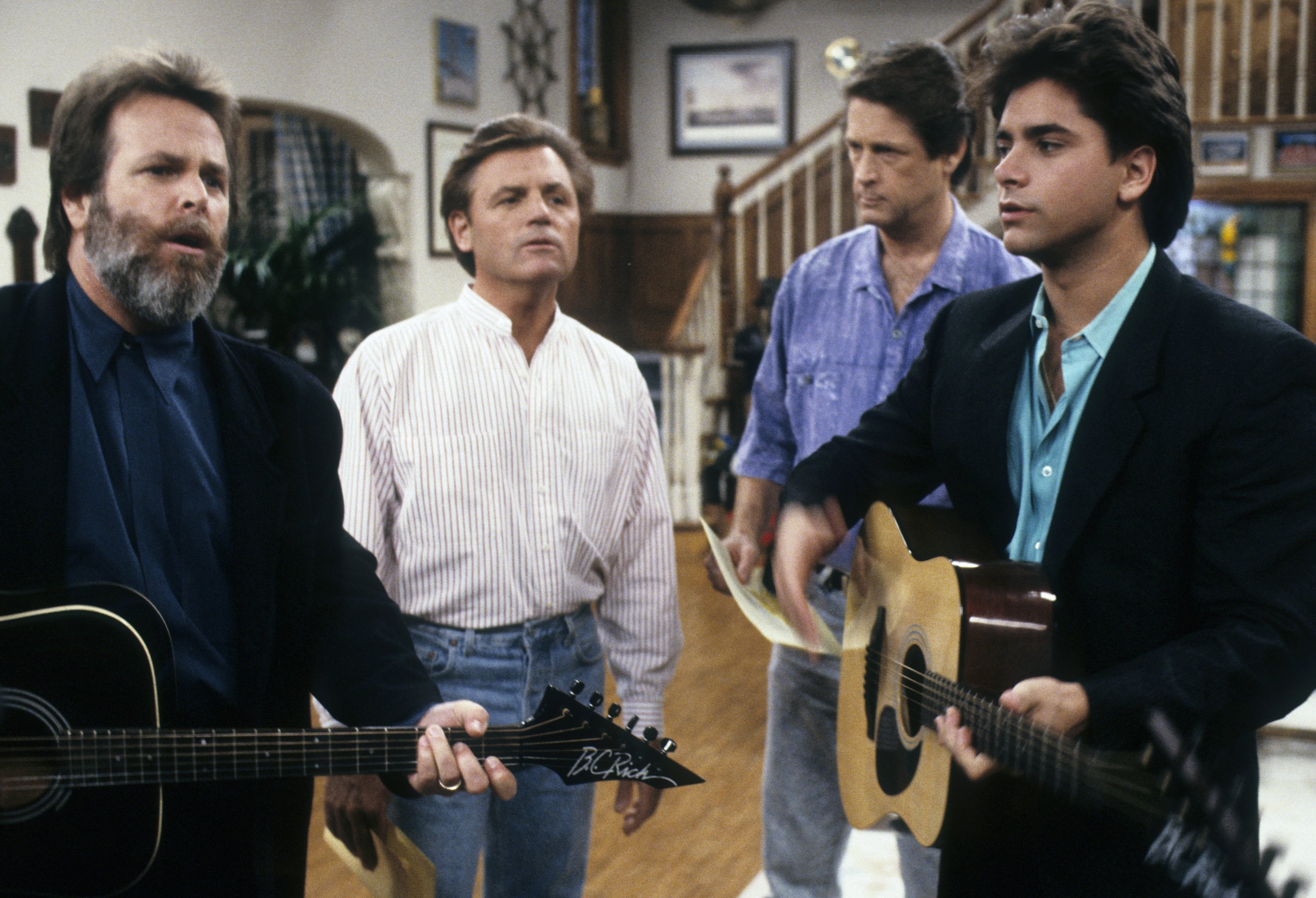 Beach Boys Carl Wilson, Bruce Johnston và Brian Wilson cùng John Stamos trong phim &quot;Full House&quot; năm 1988.