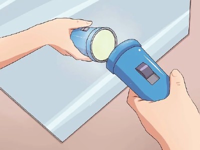 Kiểm tra gương bằng đèn pin để phân biệt gương 1 chiều và 2 chiều.