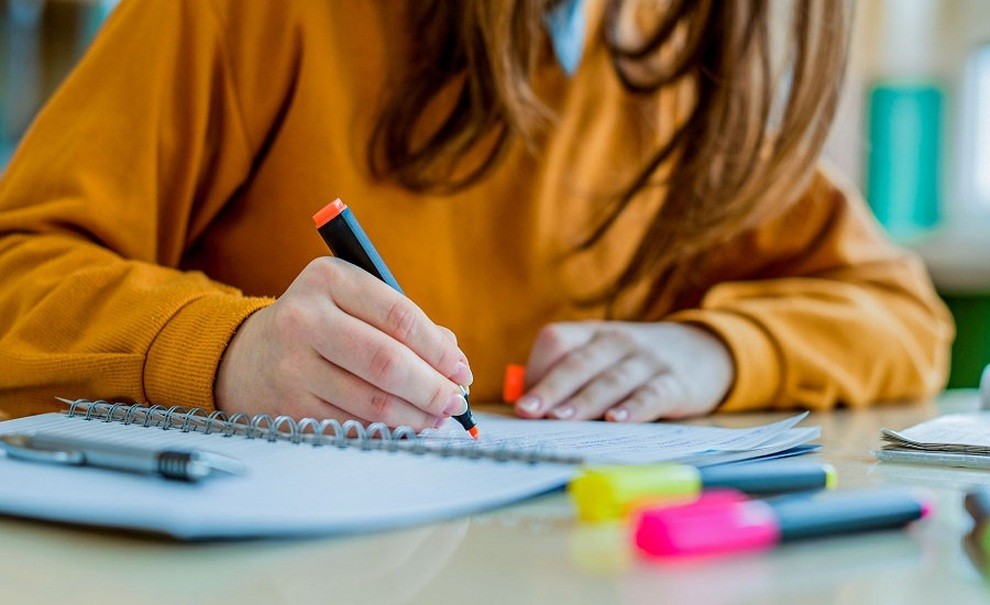 Vắt Chân Lên Cổ: Nguyên Nhân, Hậu Quả Và Giải Pháp Cho Sinh Viên? Vắt Chân Lên Cổ: Nguyên Nhân, Hậu Quả Và Giải Pháp Cho Sinh Viên?