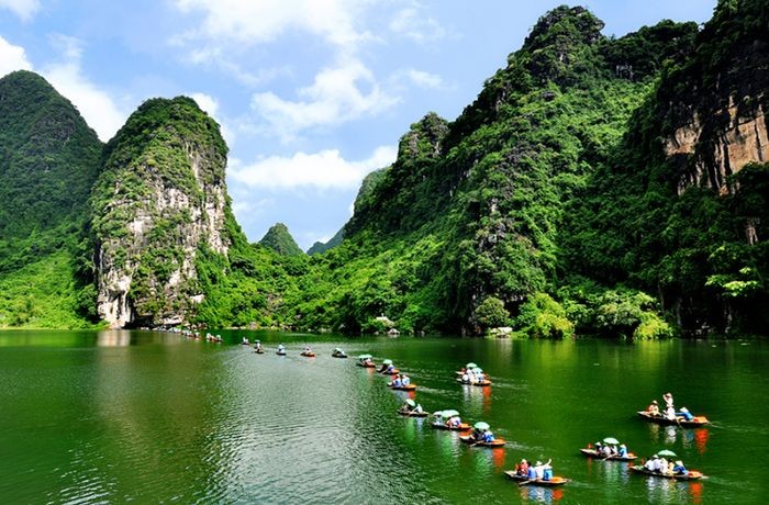 Để Giữ Gìn và Phát Huy Truyền Thống Quê Hương, Cần Lên Án Hành Vi Nào?