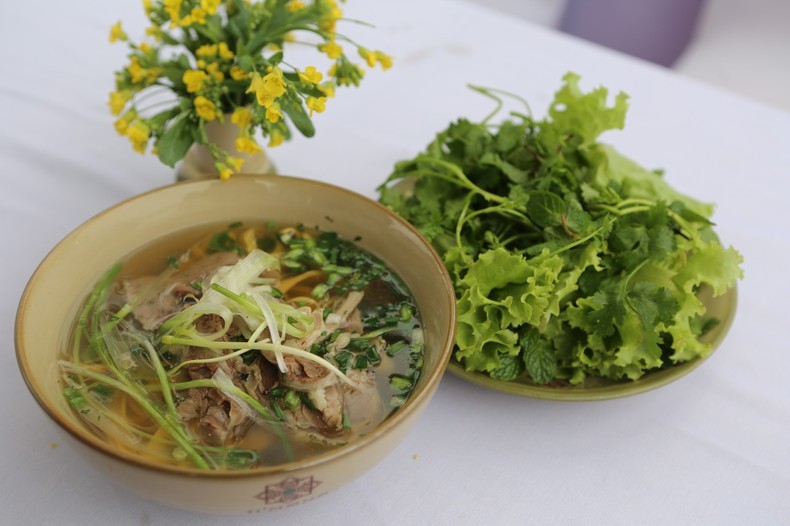 Hình ảnh món phở bò thơm ngon, hấp dẫn với nước dùng trong veo và thịt bò thái mỏng.