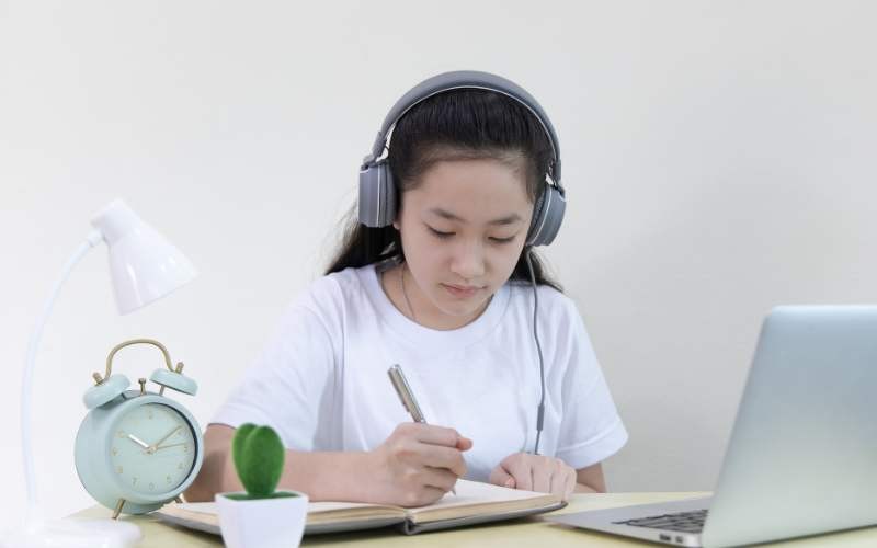 Hình ảnh minh họa các em học sinh đang chơi trò chơi đặt câu hỏi và trả lời một cách vui vẻ