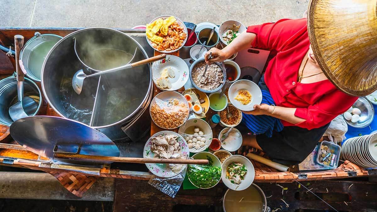 Đồ ăn Thái địa phương ở chợ nổi