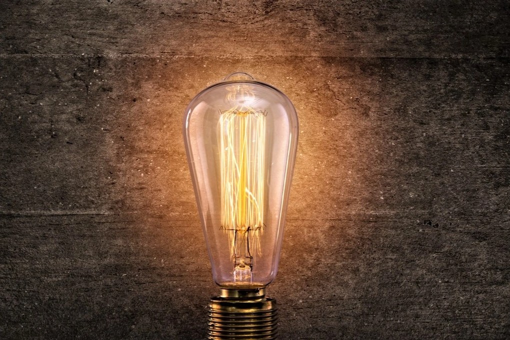 Edison thành công đưa bóng đèn điện vào cuộc sống của mỗi người dân