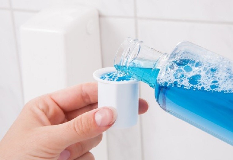 Nước súc miệng - Giải pháp bất ngờ cho vết dầu ăn